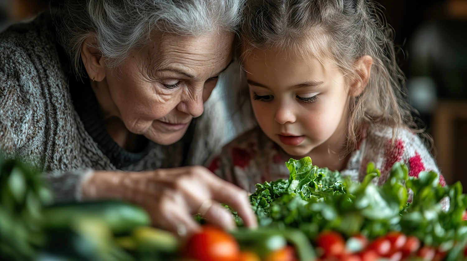 Odenwald - Stiftung Naturschutz - barrierefrei - Porträt eines kleinen Mädchens mit Großmutter, die zu Hause Gemüsesalat zubereitet
