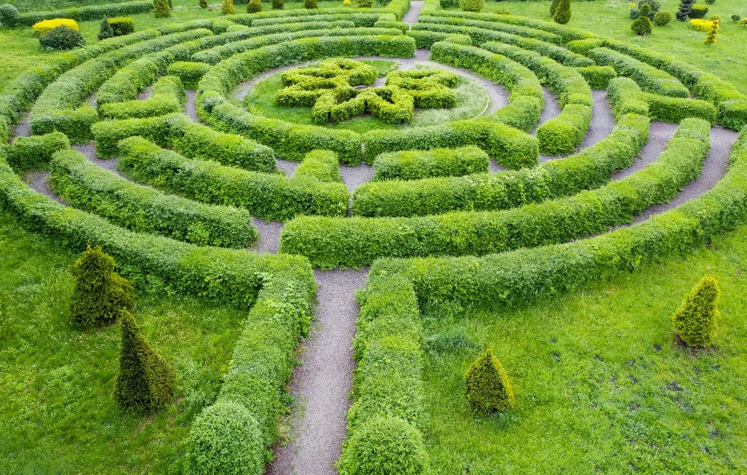Odenwald - Stiftung Naturschutz - barrierefrei - Formschnittgarten in Form eines Labyrinths.