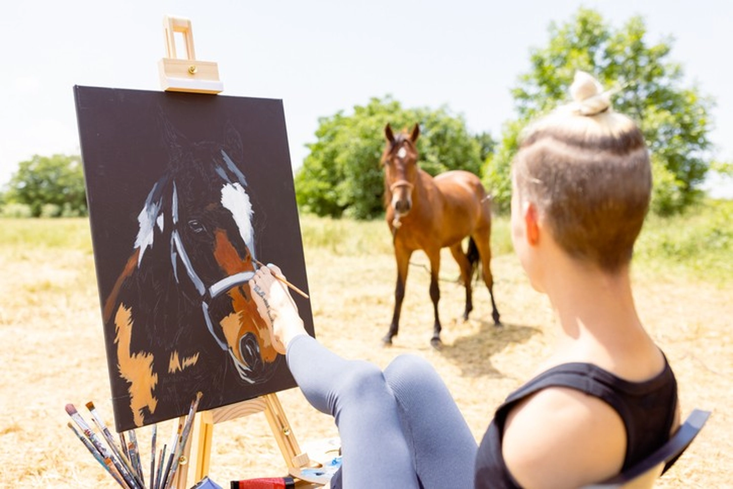Odenwald - Stiftung Naturschutz - barrierefrei - Kind im Rollstuhl umarmt Pferd in sonnenbeschienener Scheune. Liebevoller Moment des Mitgefühls und der Heilung